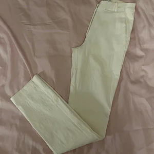 Korta byxor - Korta capri-byxor från Mango med fickor på sidorna. Storlek XS. Fint skick, men innerknappen saknas, dock inget som påverkar funktionen. 