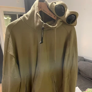 Cp company hoodie - Säljer en cp company hoodie i storlek xl. Hoodien är i mycket bra skick utan några  defekter. Fler bilder kan bifogas vid intresse😃