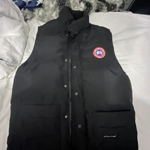 Canada Goose väst  - Hej nu säljer jag min Canada Goose väst som jag haft i drygt 3 månader jag känner bara att det inte är direkt min stil västen är i Strl L men jag som bär M tycker att den passas väldigt bra