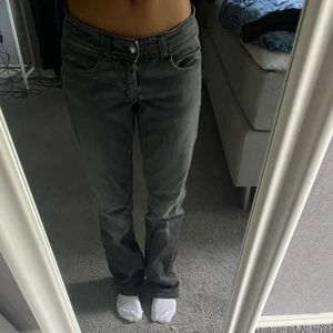 Lågmidjade jeans ifrån acne - Lågmidjade jättefina jeans ifrån acne köpta på second hand. Andvänt bara några gånger då dem är för långa💕💕