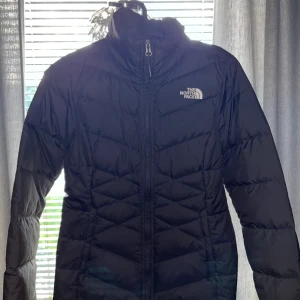 NORTH FACE PUFFJACKA XS - KAN TAS FÖR 600 VID SNABB AFFÄR En någorlunda tunn North Face Puffjacka, perfekt för hösten. Kan mötas upp i centrala karlstad. Kan skickas, köparen står för frakten