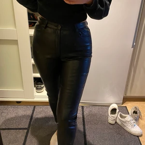 Skinnbyxor från Nelly, stl 38 - Högmidjade Skinnbyxor (fake skinn) från Nelly, oanvända. Bra passform.
