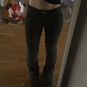Lågmidjade Jeans - säljer mina jättefina knappt använda lågmidjade svarta jeans från asos💕💕jättefina sitter super bra och super fint skick 🤗💕💕