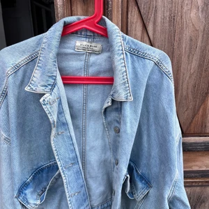 Jeansjacka  - Jeans jacka. Från sellpy. Relativt bra skick. Fett snygg!! Har redan jeansjackor så kommer inte till användning tyvärr.