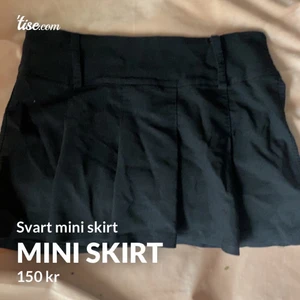 Mini skirt - Svart mini skirt i storlek 40, men passar mer som en 36/38 eftersom att materialet är ganska stretchigt 