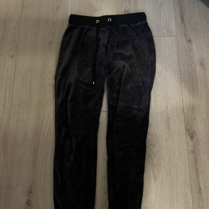 mjuksbyxor - säljer ett par mjuksbyxor från cubus i färgen marinblå, storlek xs 