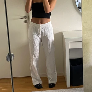  Linnebyxor - Vita linnebyxor från Carin Wester. Innebenslängden är 77 cm och midjemåttet är 39 cm. Skriv för mer frågor🤍