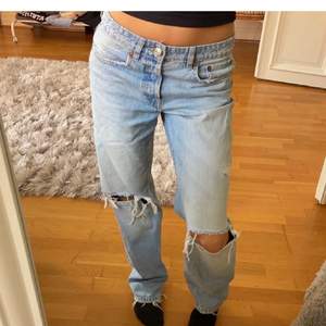 Säljer dessa supersnygga slutsålda zara jeans med hål på knäna för att de inte kommer till användning. De är i väldigt bra skick och sitter jättefint. Skriv om ni har frågor eller är intresserade💕 (lånade bilder)