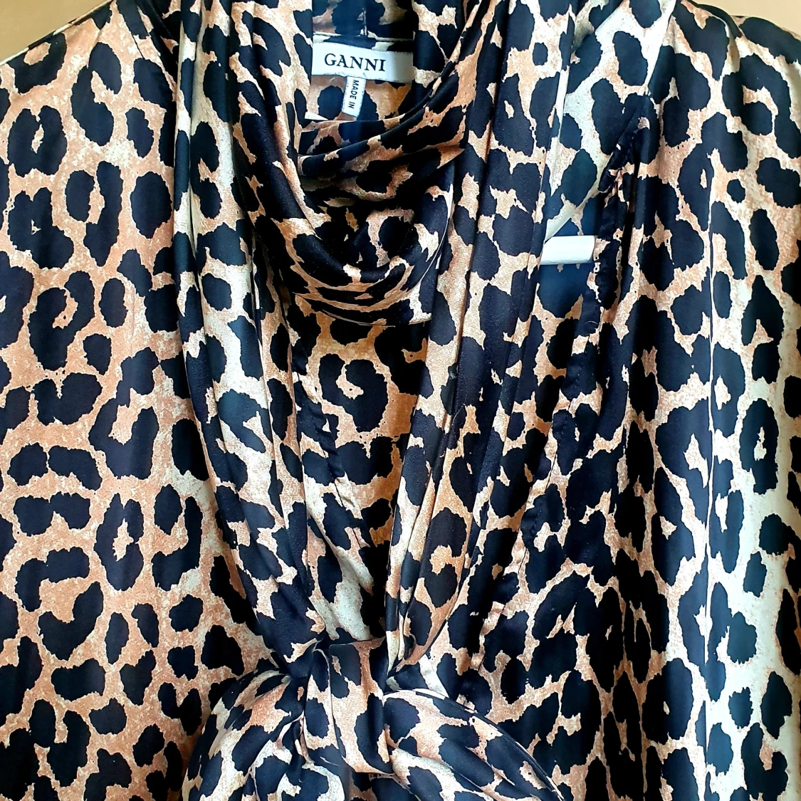 Knytblus i silke fr Ganni - 91