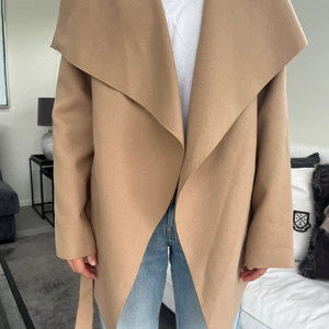 Höstkappa  - Jättefin Höstkappa som är köpt på Tessie i Gbg! Knappt använd mycket bra skick💓