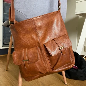 Läder väska - Snygg läder skolväska, väldigt rymlig så perfekt till skolan. 