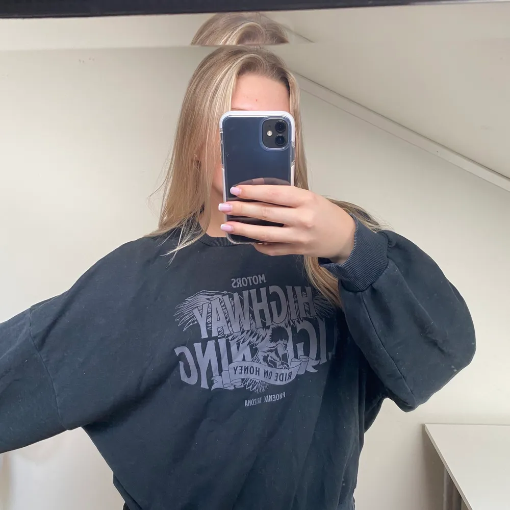 Sweatshirt från Gina Tricot som bär ett coolt tryck, tröjan är i väl skick! 🤝. Tröjor & Koftor.