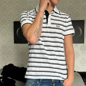 Hugo boss piké  - Säljer min Hugo boss piké tröja. Storlek M. Säljes för 200kr+frakt