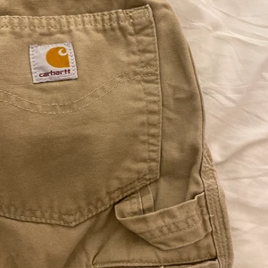 Carhartt carpenter pants  - Beigea Carhartt byxor i storlek 34-32