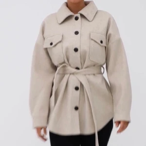 Nelly Kappa - Säljer den trendiga kappan från Nelly, så gott som ny för aldrig hunnit använda den. Skriv vid intresse. Nypris 750kr 🥰