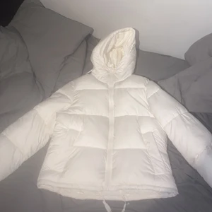 Vit jacka  - Från hm, stor i model typ som s eller m. Aldrig använd då jag inte gillar färgen. Inga fläckar eller synliga märken. Väldigt tjock och varm och perfekt till vintern. Köpt i vintras för 400kr