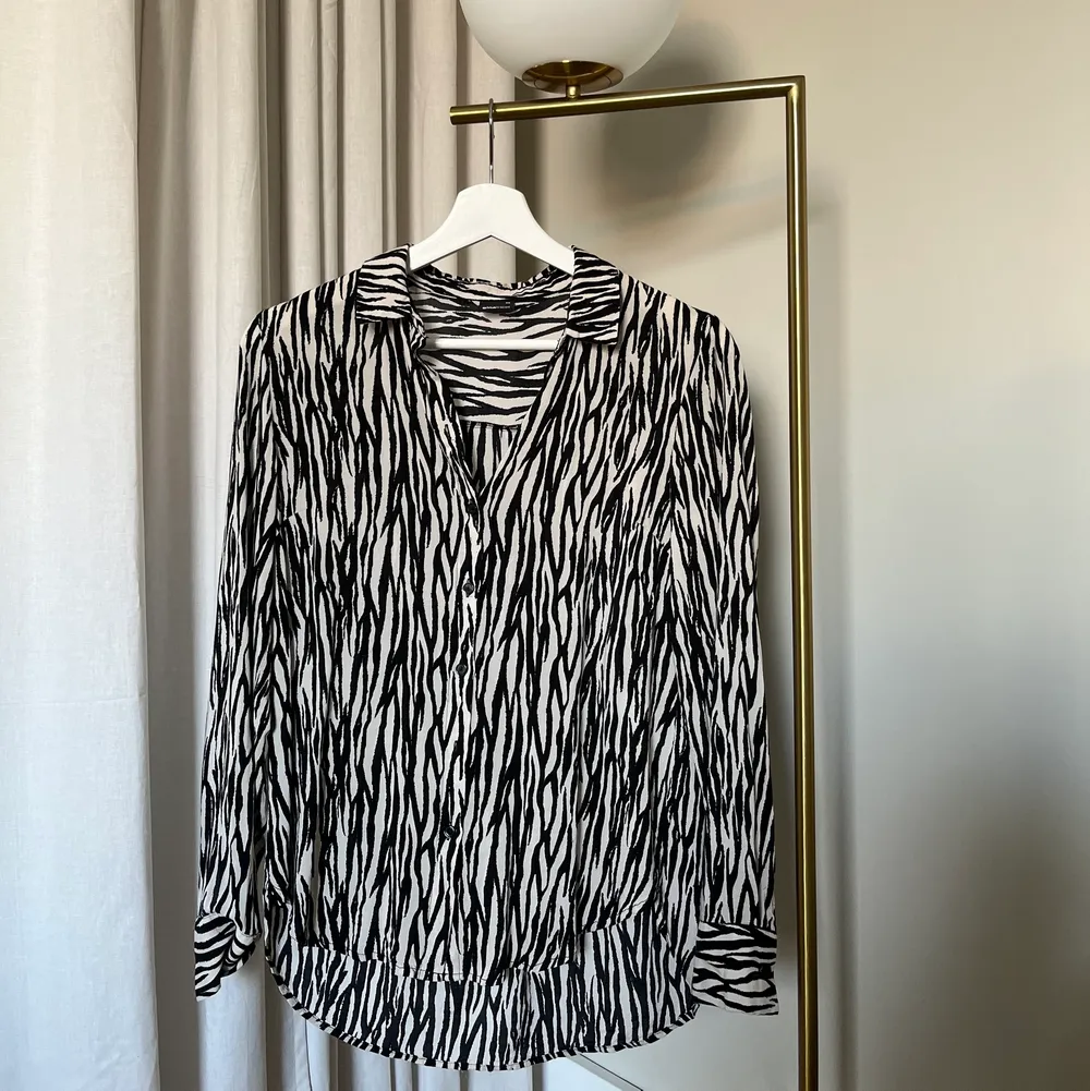 Skjorta från Gina tricot storlek 34. Zebra mönstrad. Inga anmärkningar. 90kr +frakt🌸. Skjortor.
