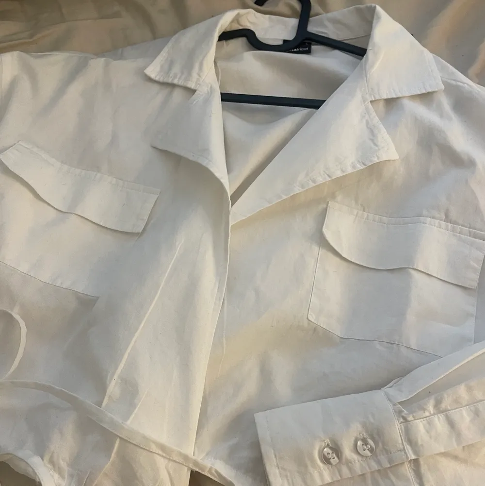 En jättefin croppad skjorta från Gina aldrig använd köpt för 400. Skjortor.