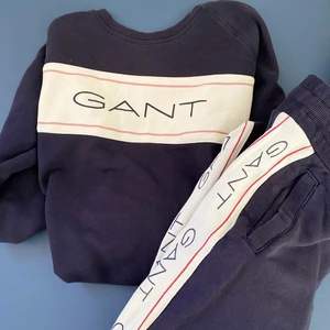 Gant mjukis sett - Säljer mina gant mjukis passar för S/M är mörk marinblå. Byxor och tröja ingår. Fick i present och använder inte de mer, kan gå ner i pris vid snabb affär.