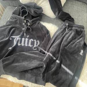 Juicy couture - Jätte fin mjukisdress i storlek L på både byxa och hoodie knappt använd, den är i bra skick och har alla stenar kvar. Köpt på JD sport för 2100. 