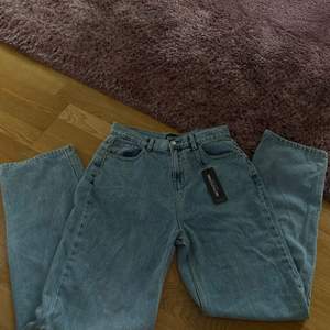 dessa jeansen är lowrised storlek EU 36/ UK 8. Dom är oanvända och är från prettylittething som har en väldigt bra kvalite. Passar fint om man gillar baggy lowrised jeans!