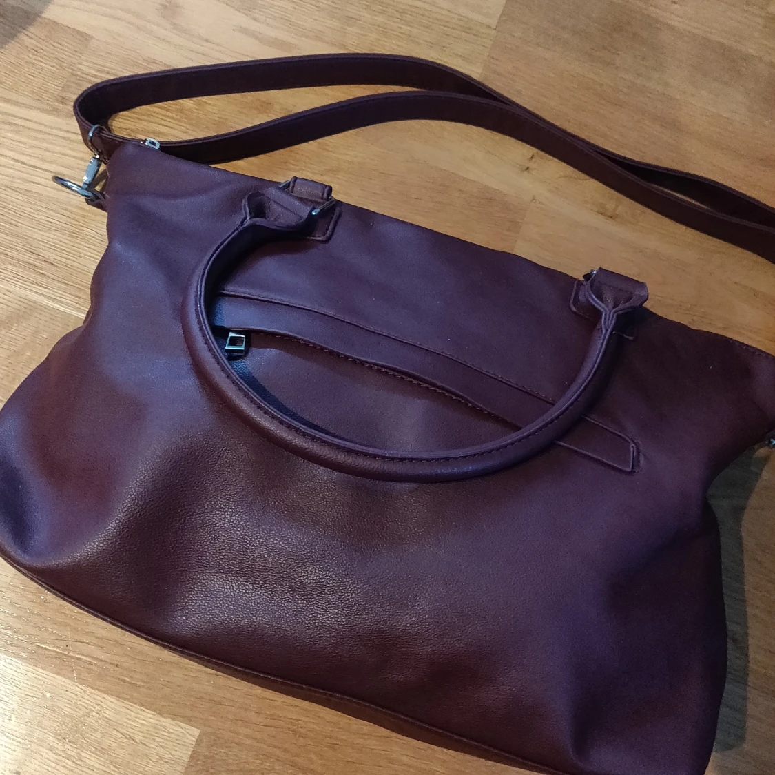 Vinröd handväska men axelband - 90