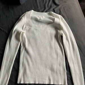 Vit tröja - Jättefin topp, inga defekter alls. Säljer pga ingen användning. Köpare står för frakt!💕