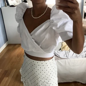Blus från NA-KD - Vacker vit blus från nakd med puffarmar. Dragkedja vid sidan. Storleken är 36, men jag skulle säga att den är mer som en 34. Fraktar eller möts upp i Gbg. 