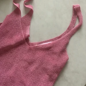 Glittrigt rosa linne! - Säljer detta galet snygga, glittriga linne från Mango! 💕 Det är helt oanvänt och har prislappen kvar! 🫶🏽 vid frågor är det bara att höra av dig!   ❗️❗️ säljer även ett exakt likadant linne i guld!