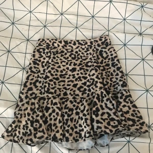 Super fin kjol - Säljer denna super fina kjol, den har en dragkedja, fint skick inte använt många gånger pris kan diskuteras, frakt är 15kr