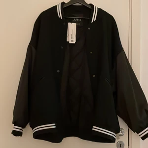 Jacka - Svart Jacka från Zara, helt ny oanvänd. Frakt tillkommer om den inte hämtas i Malmö, bunkeflostrand 