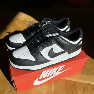 Nike dunks  - Helt oanvända ”Nike Dunk Panda Black White”. Ingår även vita skosnören och originalbox. ✨