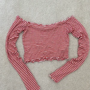 Randig topp - Söt rödvit randig långärmad topp från bikbok i storlek XS. Säljer för att den inte kommer till användning. 60kr + frakt