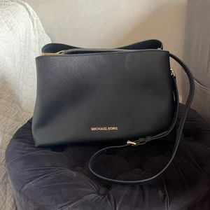 Michael kors väska  - En svart Michael kors väska. Inga defekter. Båda korta och långa axelremmar. 