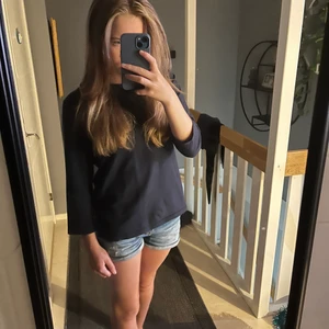 Marinblå tröja  - Marinblå tröja i t-shirt material med korta ärmar. Storlek M men skulle nog säga xs/s  och passar mig som är 164 lång💗köpte för 300kr men säljer för 150 då jag vill få sålt den! Nyskick💗