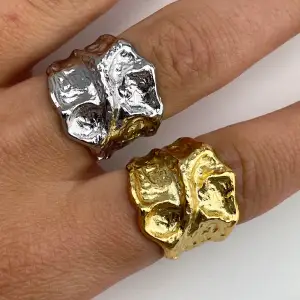 Världens finaste chunky ringar!! Har både i guld och silver och båda är adjustable, så one size - går att välja storlek själv💖 dom är ca 2cm breda på framsidan och 0.5cm på baksidan! 80 kr för en eller båda för 120kr! 