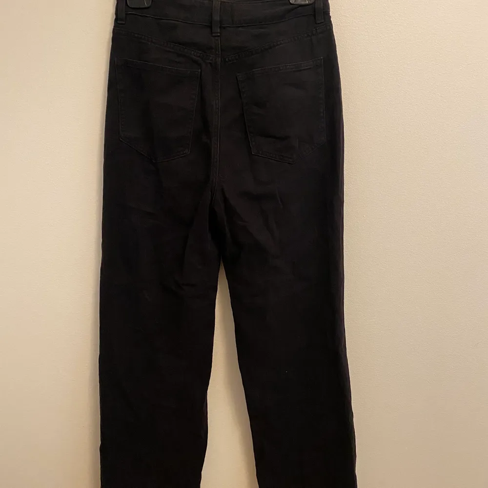 Ett par svarta raka jeans med ett lite mjukare material som är perfekta i rumpan och är högmidjade.. Jeans & Byxor.