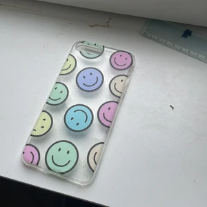 Oanvänt mobilskal från shein  - Genomskinligt mobilskal från shein ,aldrig använt den kom i fel storlek om ni är intresserade och vill ha mer information så skriv bara 