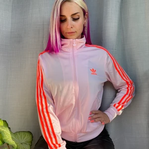 ADIDAS JACKA - • Ljus rosa Adidas track jacka • Nästan som ny, och i jättebra skick! Med neonfärgade stripar och tryck på ryggen. Fickor med dragkedja. 