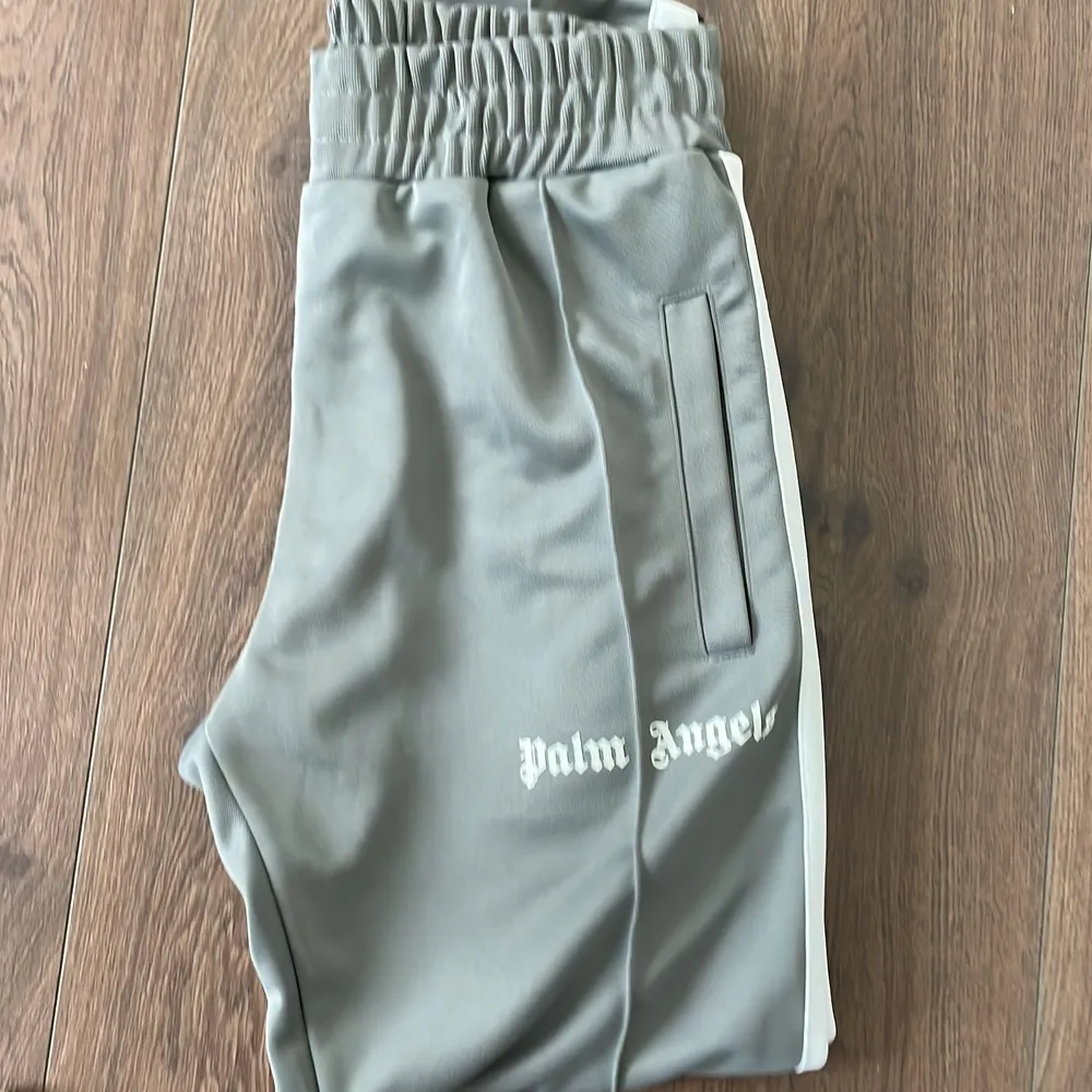 Palm angels byxor (limited edition) gråa, köpta för 425€ bra kvalite och nästan nya. Jeans & Byxor.