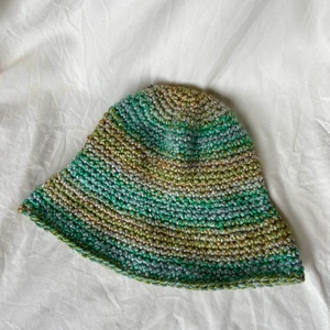 Virkad hatt - Superfin virkad bucket hat i mixade färger! Gratis vanlig frakt 🪷