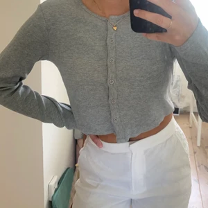 Grå croppad kofta Zara - Säljer denna superfina kofta från Zara 💖 Den är endast använd ett fåtal gånger och därav i ett väldigt bra skick! Jag har den i L (är normalt stl S) och den passar bra på mig! 🙏🏼 Skulle säga att den funkar för XS-L beroende på vilken passform som önskas! 🫶🏽