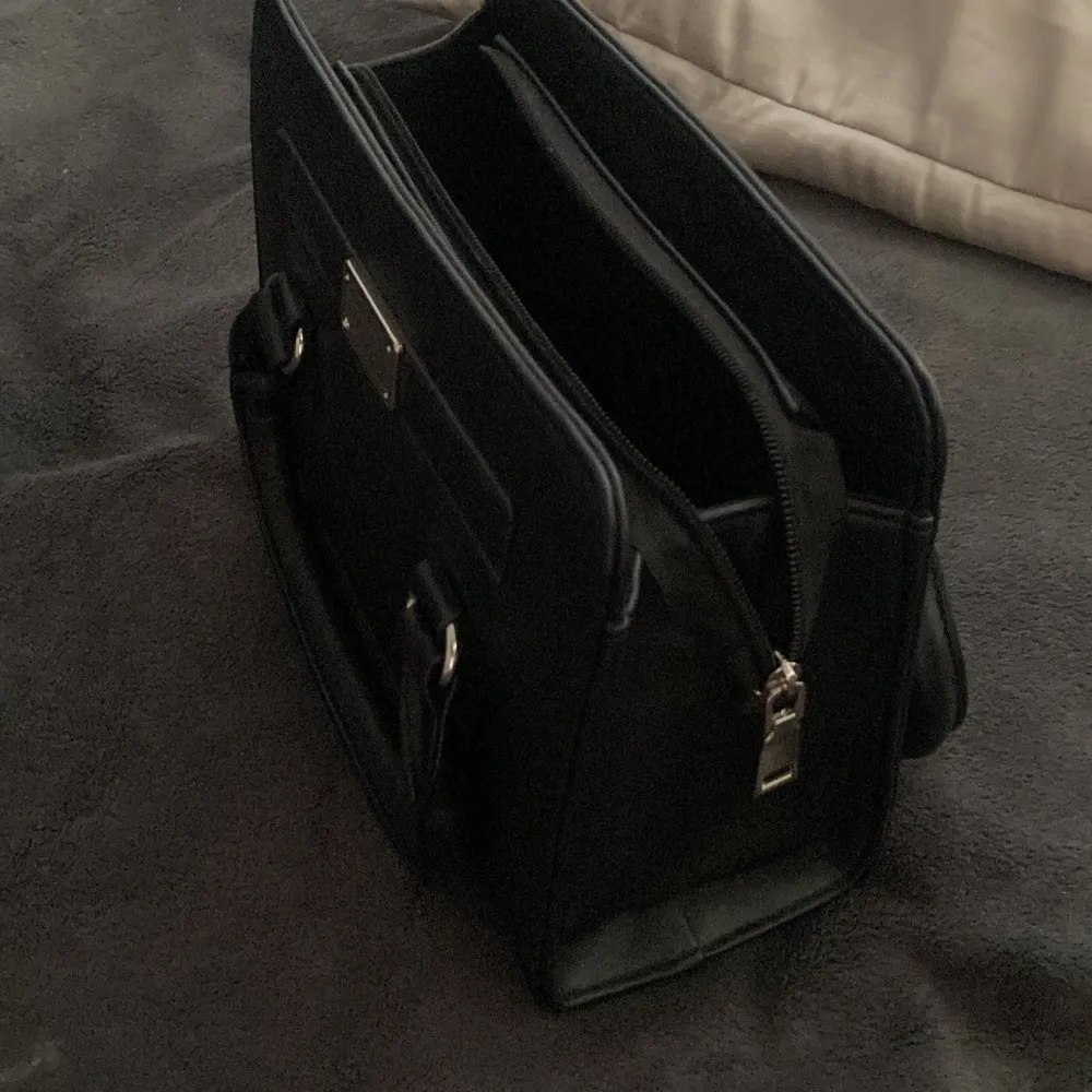 Enkel svart väska medium storlek, har dock ”klippt” av bandet vid sidorna (skriv privat för bild) annars är de inga defekter på den.. Väskor.