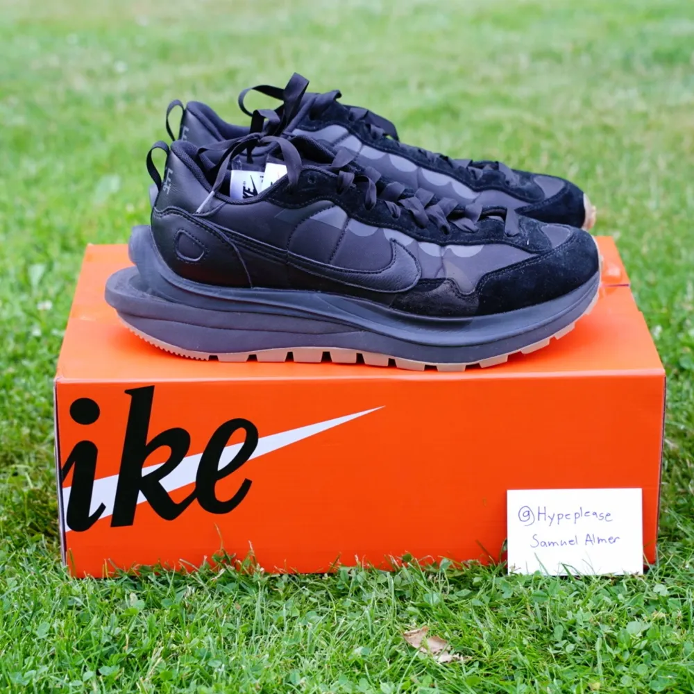Nike Vaporwaffle x sacai black gum  Pris: 2599 kr  Storlek - US 9 / 43  Condition - 9.5/10  Köp sker via DM och kan skicka fler bilder om det önskas. Fraktas över hela Sverige, kan också mötas upp i Skövde 📍. Skor.