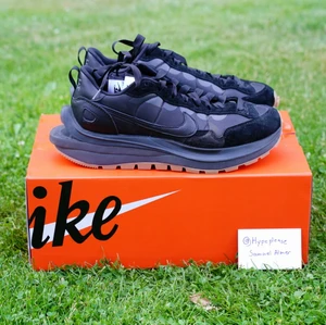 Nike Vaporwaffle x sacai black gum - Nike Vaporwaffle x sacai black gum  Pris: 2599 kr  Storlek - US 9 / 43  Condition - 9.5/10  Köp sker via DM och kan skicka fler bilder om det önskas. Fraktas över hela Sverige, kan också mötas upp i Skövde 📍
