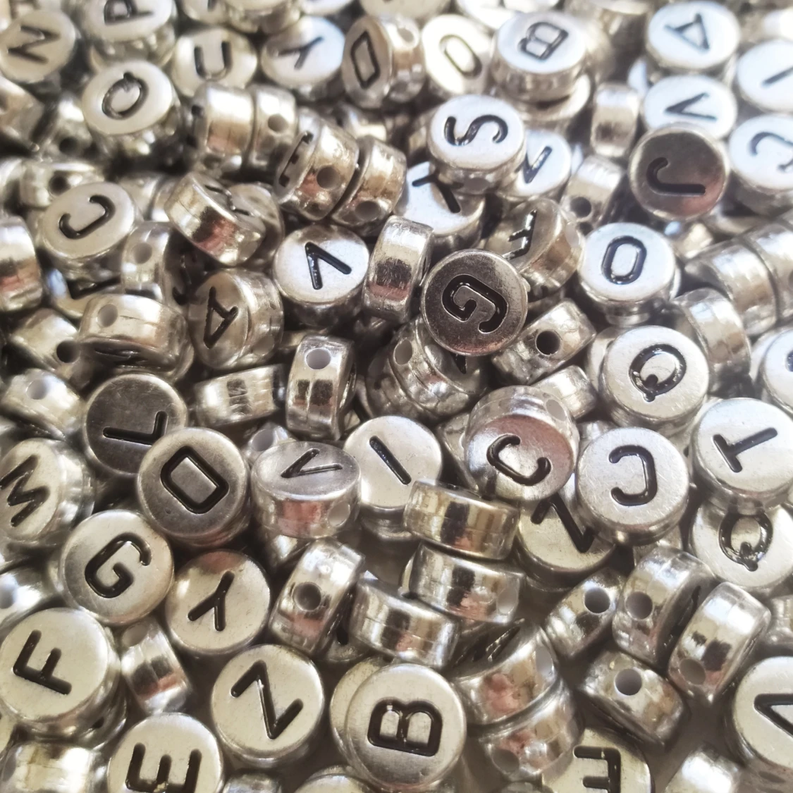 GRATIS FRAKT! 100 Pack Bokstavspärlor + Armbandstråd