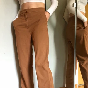Bruna kostymbyxor - Bekväma ljusbruna kostymbyxor. Köparen står för frakten🚙. 