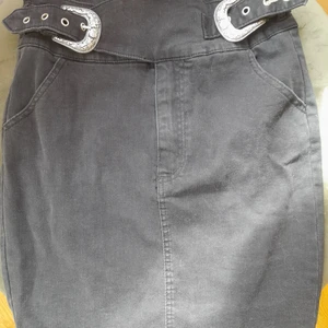 Kjol - Svart kjol knappt använd storlek s 34 