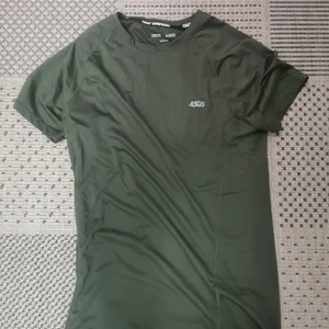 Asos 4505 t shirt  - Helt ny mörkgrön M tränkngströja från asos. Oanvänd bara testad. Trots att det är M känns det som en S fit. Köpare står för frakt. 