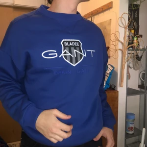 Blå drain x gant crewneck - Säljer pga använder aldrig. Svinsnygg men inte min stil. I princip oanvänd (endast testad). 
